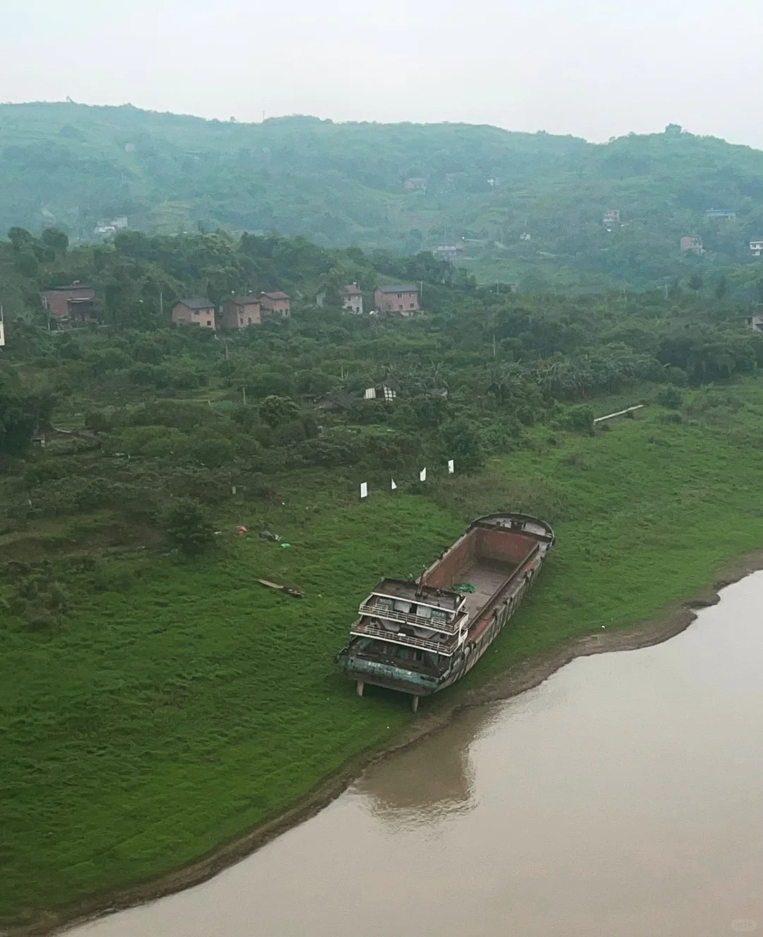 什么地方长这么 nb
实景太震撼了，手机拍不出来那种感觉

在火车上偶遇的，蹲一