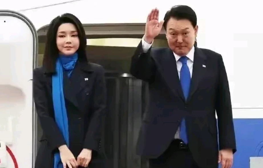 自从母亲被审判，自己也因为名包受贿被立案调查，这位韩国总统的“胶妻”金建希难逃法