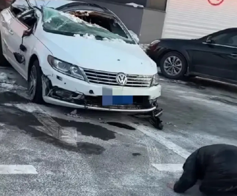 近日，吉林通化，父母驾驶着女儿的车高速上突发车祸，车辆受损严重，几乎报废了，而女