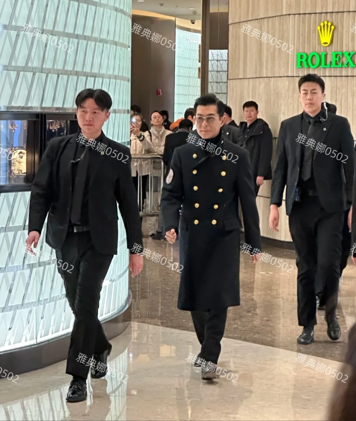一直以为古天乐是个大高个，其实本人并不高比想象中矮好多。
但他身材很好，健硕挺拔