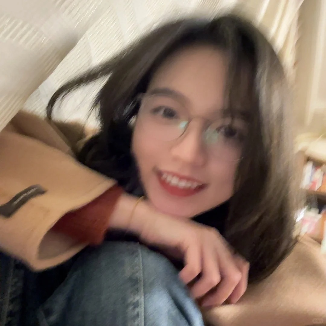 圆框果然是长中庭的救星！！！
今天眼睛不舒服所以没戴日抛啦，然后也没怎么画眼妆，