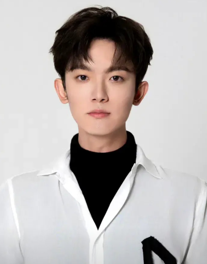 李明德宣布退网，直播几个细节暴露了他的本质。
1.一个男网友与他连麦，男人说夫妻