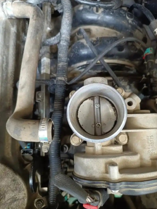 汽车上这些件别老是保养，越保养越容易坏。
1.节气门的保养。别觉得有点积碳就受不