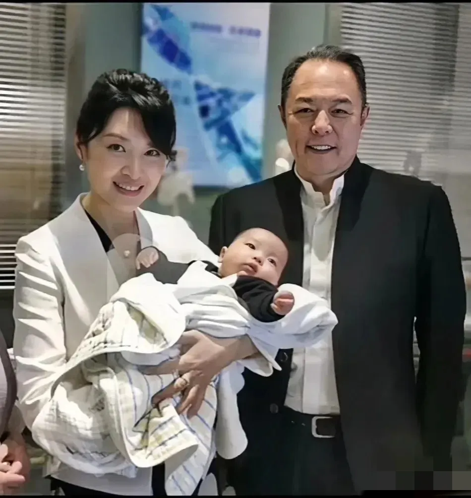 
周涛抱着孩子气质都这么好，端庄大方，美丽动人！

笑起来真好看，皮肤白皙，特别