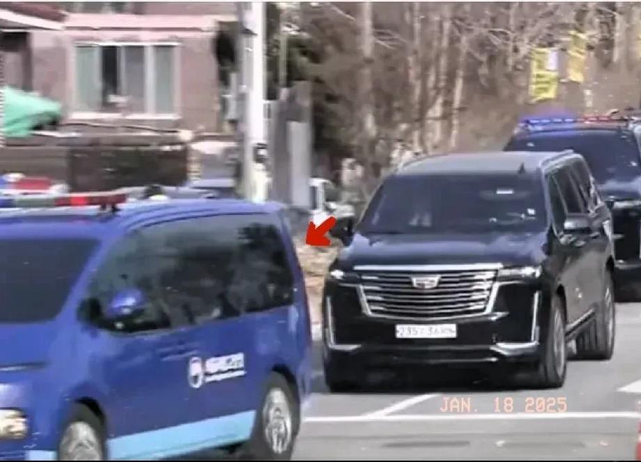 重大时刻！
尹锡悦终于现身！
在今天下午乘坐凯迪拉克奔赴法院。这一日，对他而言堪