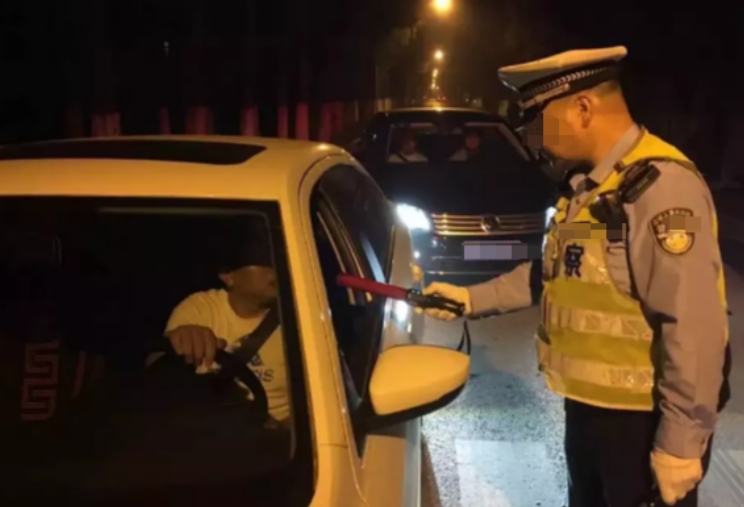 河北武安，张某强驾驶小型轿车沿着邯沙线由东向西疾驰。然而，他的行程并未如常所愿，
