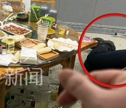 山西运城男子与十几个朋友聚餐，喝的酩酊大醉，朋友们又叫了菜，老板端着菜出来，发现