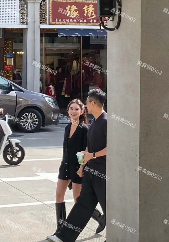 厦门街头偶遇汪小菲和马筱梅，两人逛街一直十指紧扣手牵手十分甜蜜，男帅女美很登对，