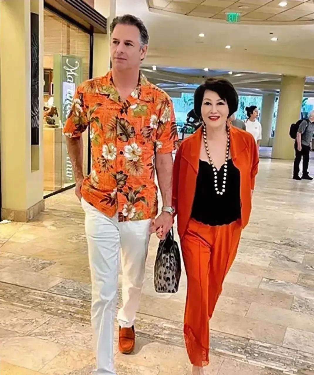 70多岁的靳女士，和小她10多岁的帅气男友。两人衣着时尚，甜蜜牵手，看着很是般配