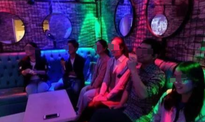 黑龙江，一家歌厅内灯火通明，在这里工作的女子小李，偶然间得知一包厢内的两位男客人