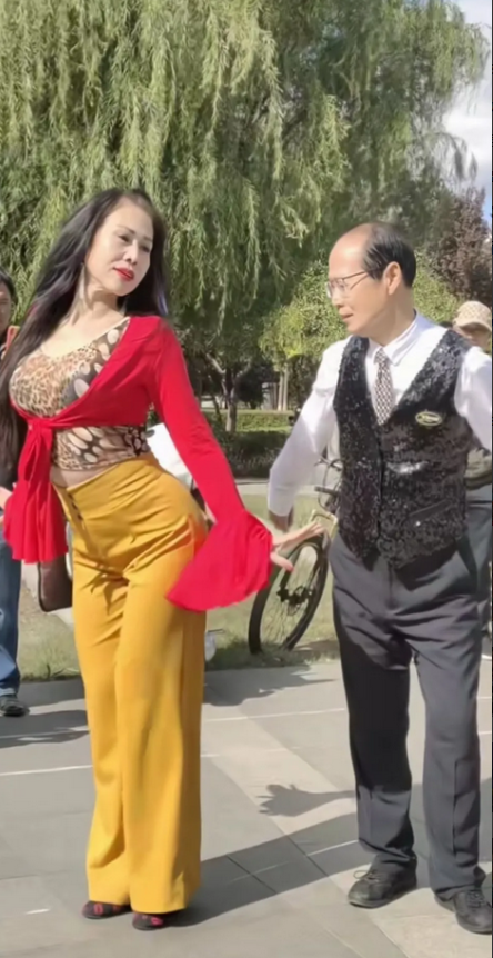 这位大姨的退休工资应该不低，估计也不用带孙子也不用看儿媳脸色，晚年生活丰富多彩，