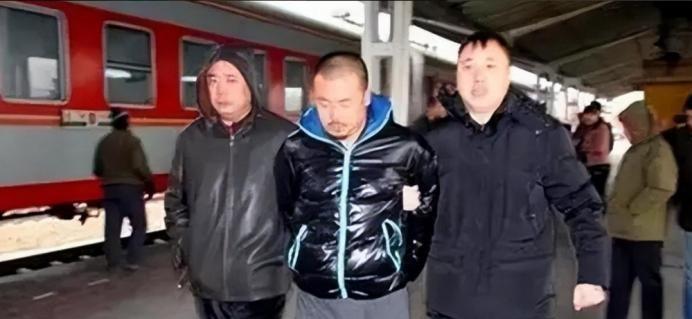 “你们是什么人？我是警察！”1998年，黑龙江刑警杨琳带着妻子外出散步时遇到了四