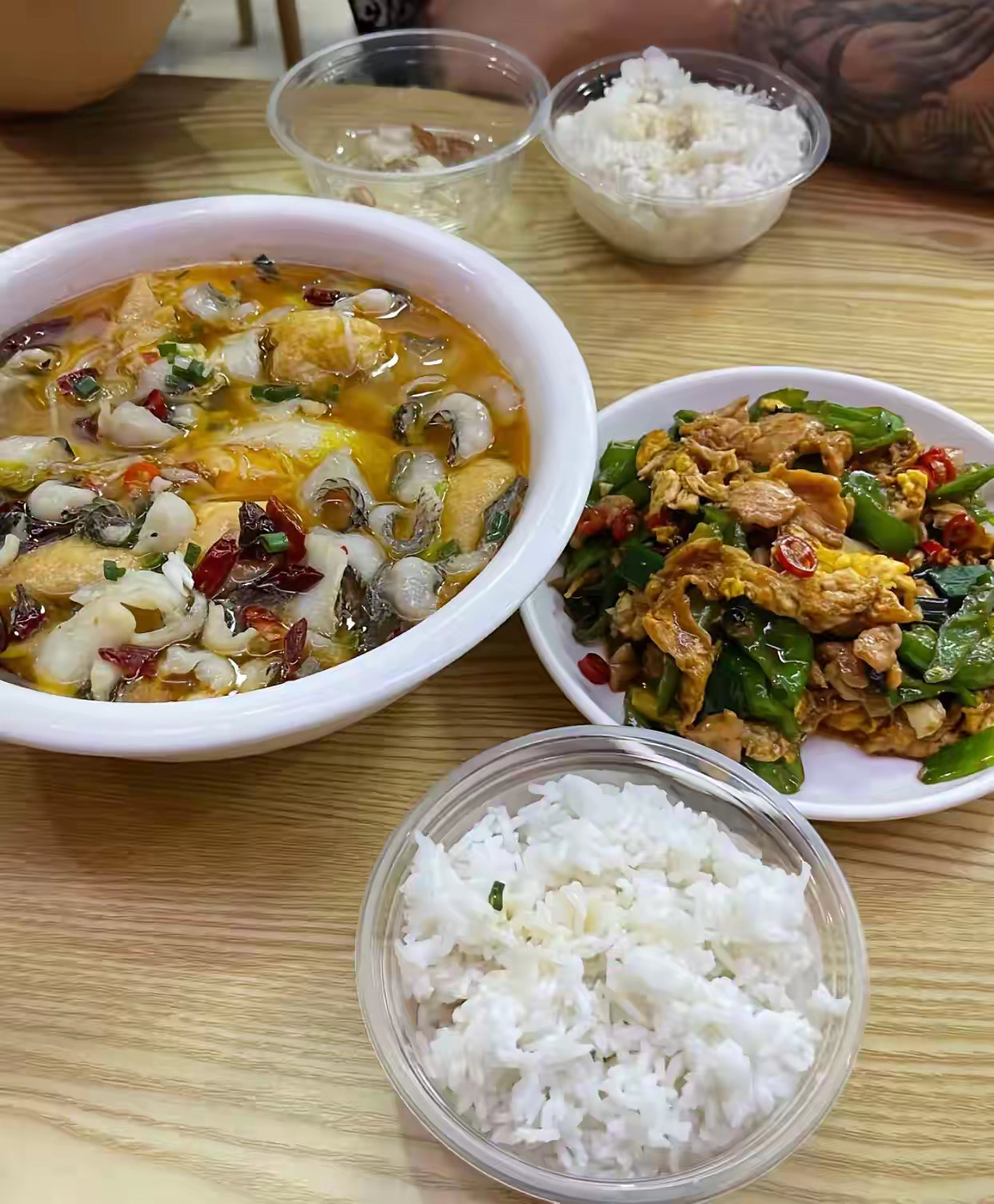 和老公去小饭馆吃饭这俩菜花了120，感觉被坑了，酸菜鱼一份80，那青椒炒蛋40，