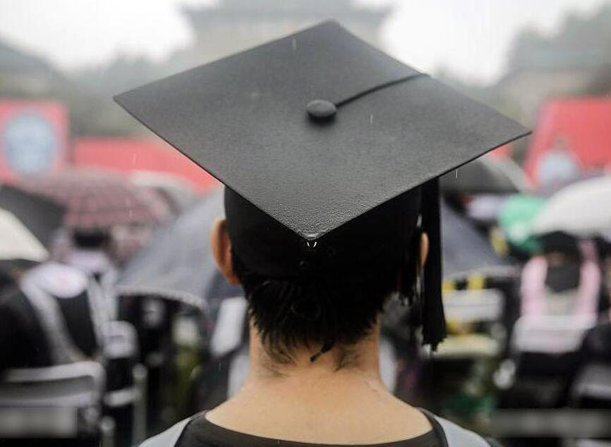 我们上大学，不是只为了获得一个身份，更多的是为了谋得一个或几个生存技能，并通过几