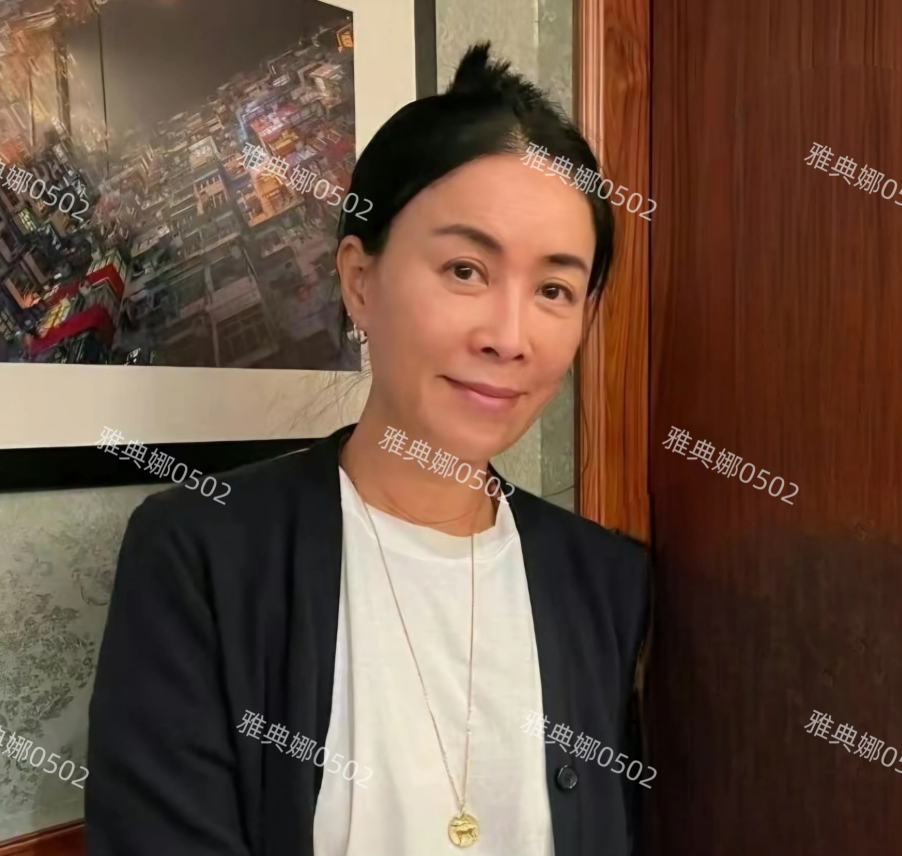 那英近照，56岁的她面色红润气色佳，与友人聚会心情很好，虽然她演唱会各种活动都取