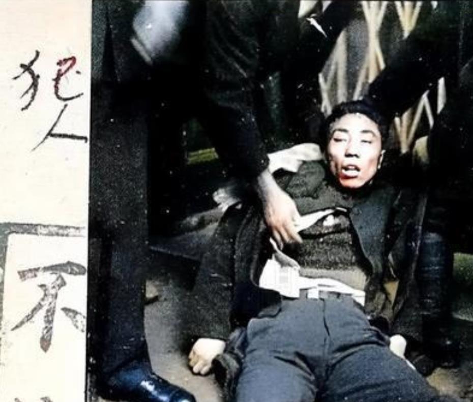 这是一张日军严禁公开的照片，却被日本国内反战人士泄露出来，我们这才得知这个男人在