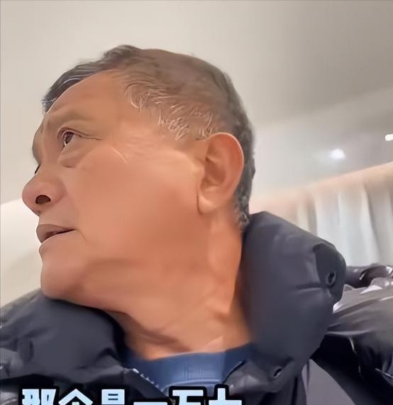 大爷买羽绒服嫌贵最终买军大衣

                        