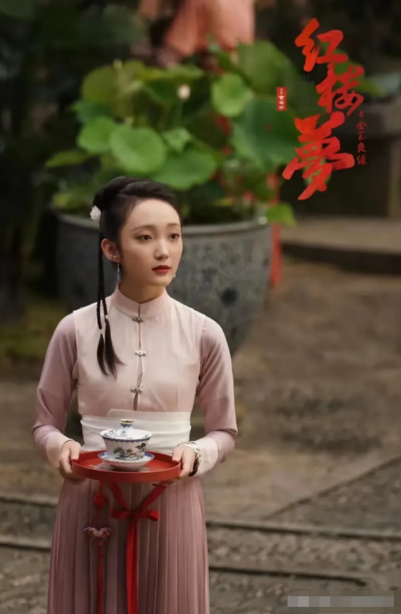 说实话，胡导的电影版《红楼梦之金玉良缘》晴雯一角选角还不错，至少颜值堪配“黛影”