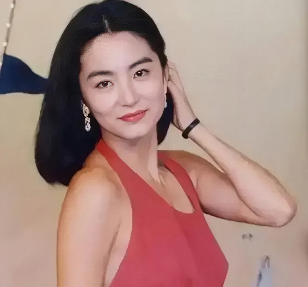林青霞11亿豪宅失火，18名佣人抱狗逃生。林青霞在香港飞鹤有一豪宅，是生日时老公