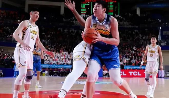 新疆男篮107-104广厦男篮，竟然发现以下三点不可思议！
1、新疆男篮缺少阿不