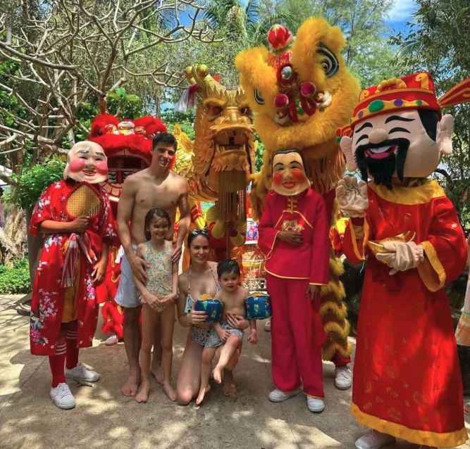 申花外援特谢拉在中国欢欢喜喜过大年