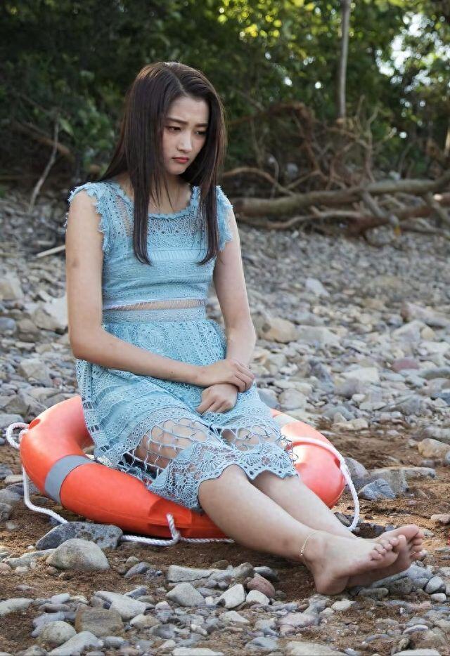 关晓彤，河滩蓝蕾丝下的宁静