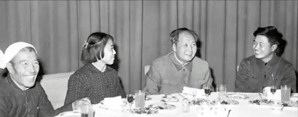 1964年，毛主席在自己的生日宴上，递给钱学森一支烟，而就当他要伸手接烟时，主席
