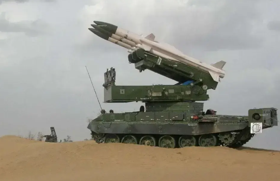 有意思，阿卡什居然出口了。都知道来自萨姆-6，虽然坚称自主研制。刚买了布拉莫