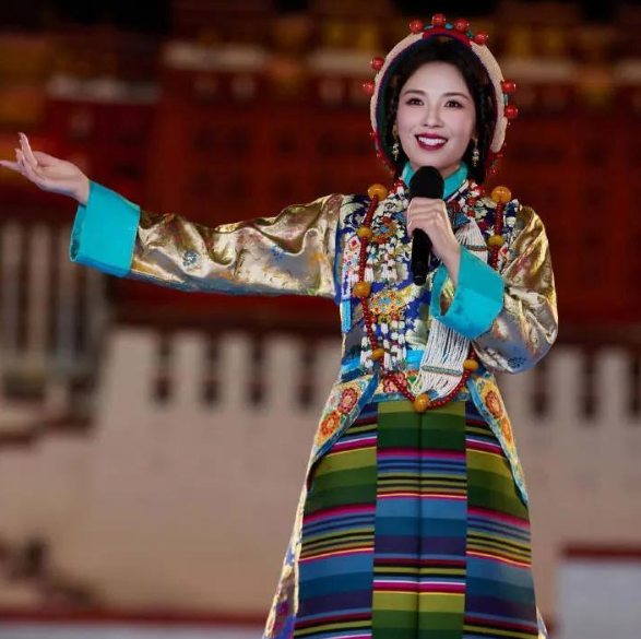 “妈祖援藏了，”1月28日，刘涛在西藏春晚分会场亮相了，当天刘涛穿着藏区的特色衣