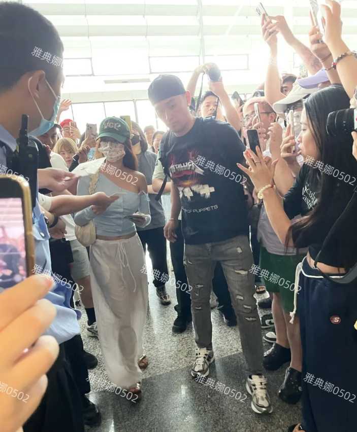 上海虹桥机场遇到蔡依林，本人有点儿幻灭，个子不高黑黑瘦瘦的，衣品一般，想走甜辣时
