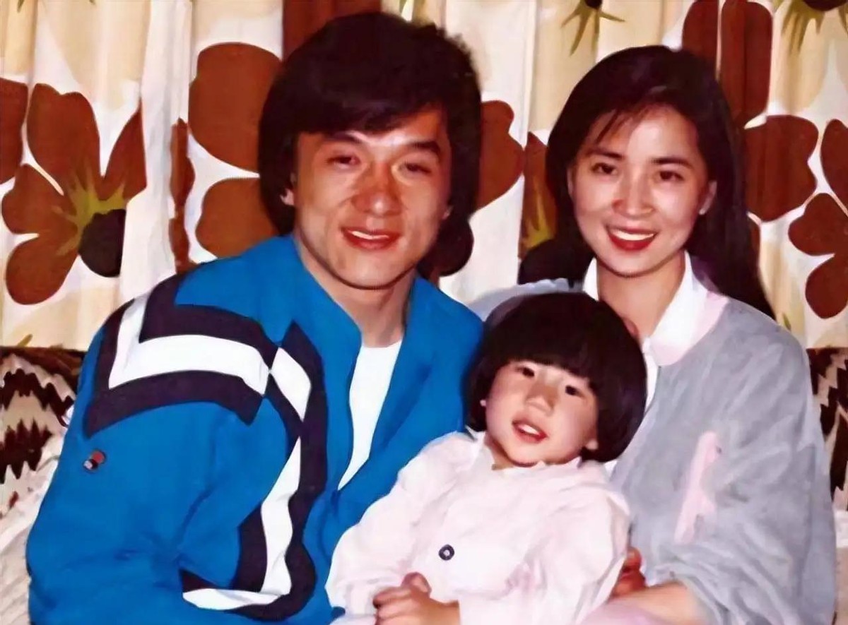 1982年，林凤骄发现自己怀孕了，找到了成龙：“你说怎么办，我听你的。”


1