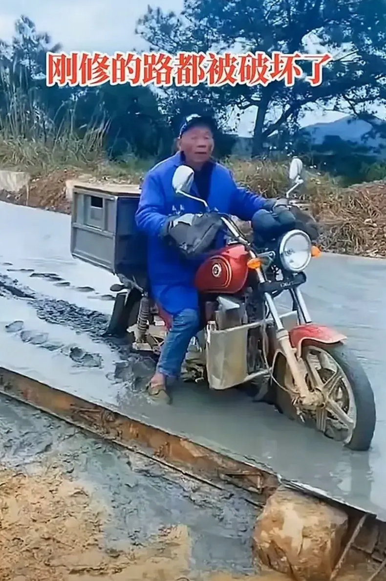 刚铺好的水泥路，就这样被坏人破坏了，你这摩托车骑上来，一两米你不知道情有可原，一