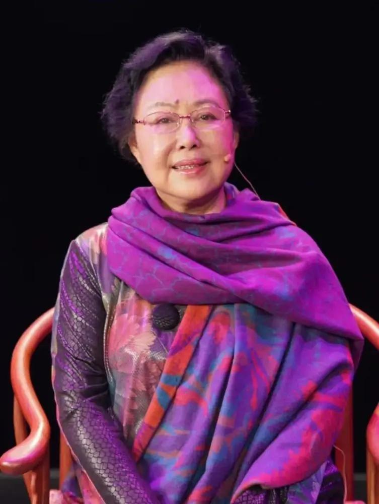 有一次，在外受了气的孙天相一回家，就甩了老婆斯琴高娃一个耳光，口中大骂：儿子都生