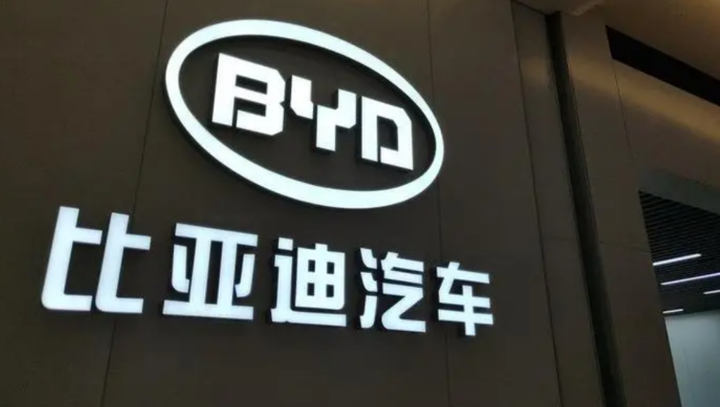 比亚迪，去年总销量302万，营收6023亿，净利润300亿，
奔驰，去年总销量1
