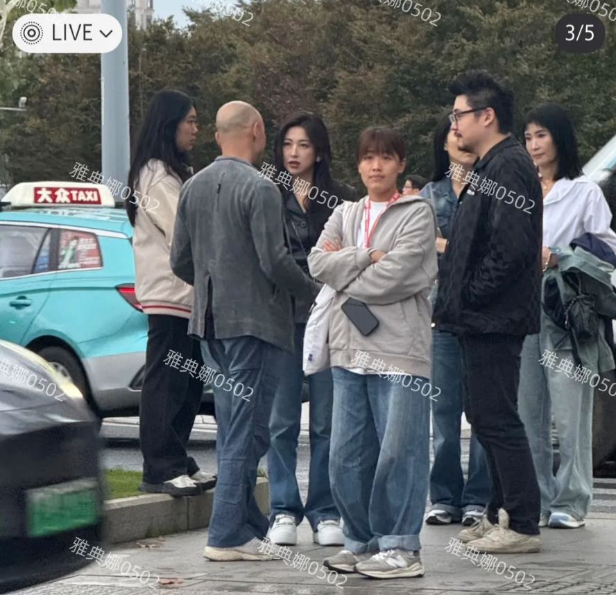 上海街头偶遇朱珠，本人超美，站在人群中一眼就被她吸引，妆容精致五官秀美气质柔媚特