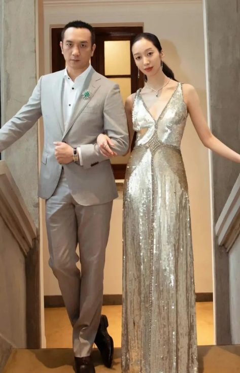 黄觉：和周迅暧昧过，娶了小14岁的网友