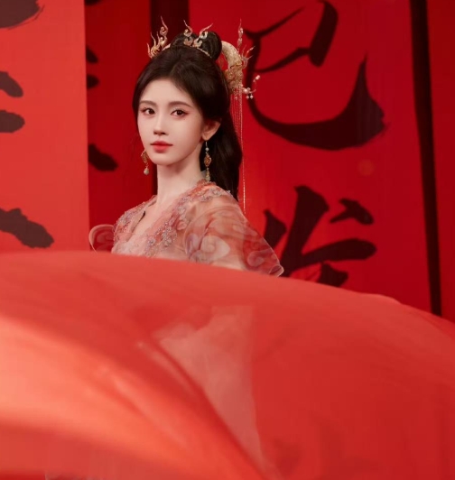 鞠婧祎古装折扇！
美爆了，不愧是4000年一遇的美女，实乃是世间罕见的奇女子