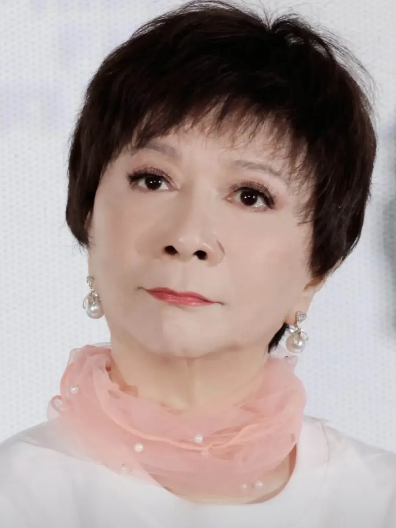 63岁的蔡明，像极了中国式“婆婆”。

当众吐槽李小冉，爱睡懒觉，爱挑食，爱发脾