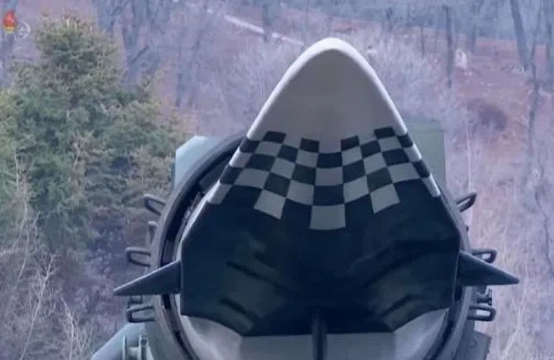 朝美高超音速武器的对比，美国好像落后两代，差距不能以时间计。

这个看起来像鸭嘴