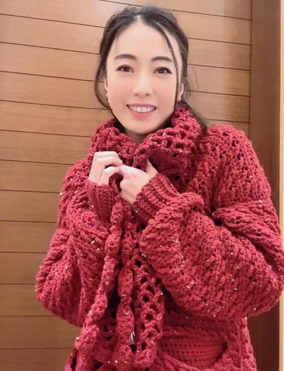 陆毅、鲍蕾相识多年，从荧屏情侣到现实夫妻，一直甜蜜相伴。他们育有可爱女儿，家庭美