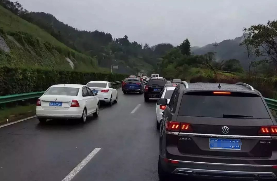 国庆长假结束，不知有多少喷新能源车的人被打脸。
从第一天网络上就各种吵吵说，新能