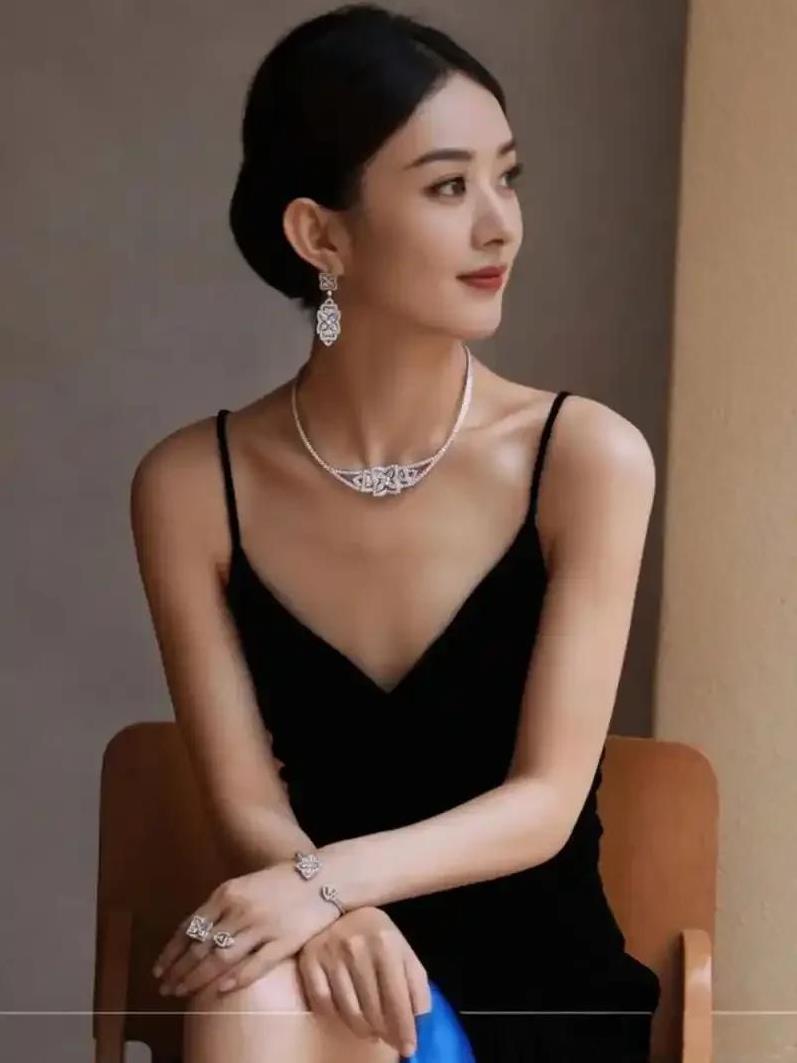 总有人这么说：“哟，没想到赵丽颖素颜状态下，看着普普通通，和咱常见的农村妇女没啥