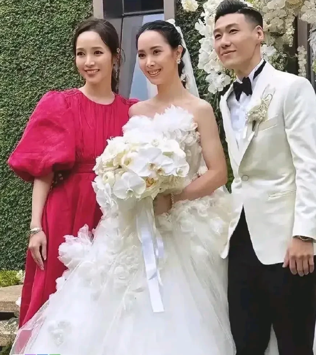 侯佩岑参加妹妹的婚礼，侯佩岑和她妹妹的相似度高达90%，都是那种长脸大高个，不同的是妹妹没有姐姐漂亮