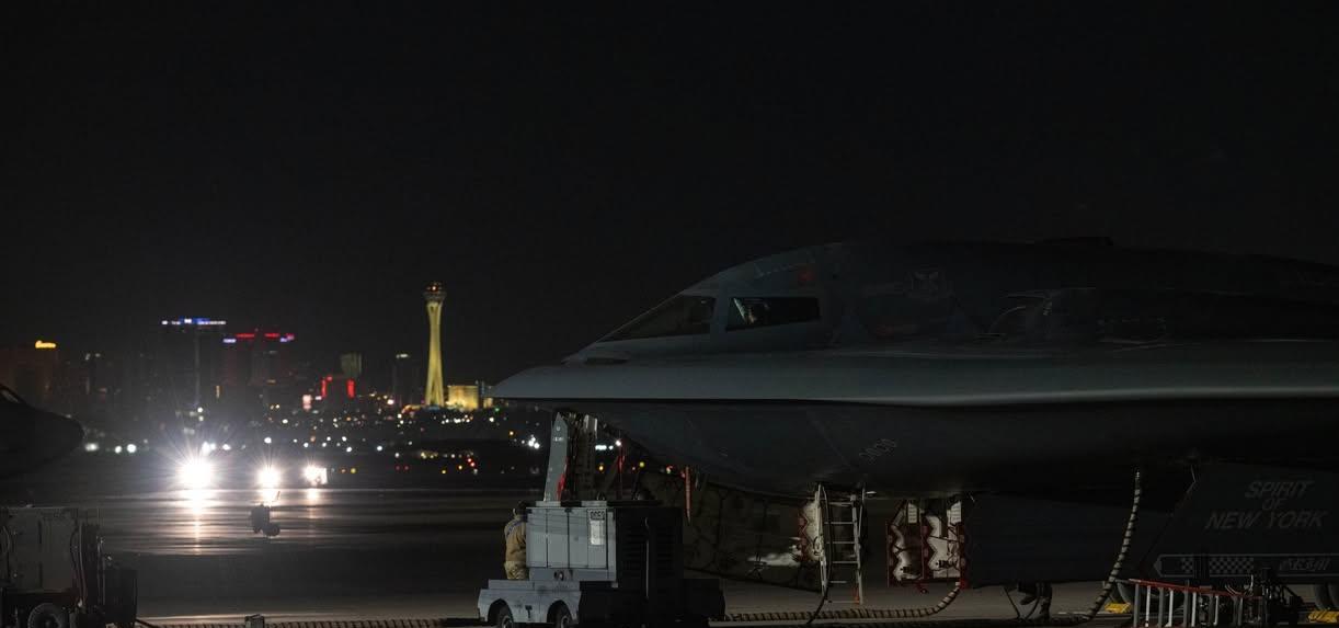 美国空军数架B-2A“幽灵”隐身战略轰炸机降落了内利斯空军基地，准备参加在内利斯