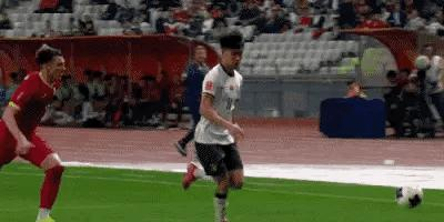 
 
 
国青队小将王钰栋在比赛中展现的过人技巧引发热议。面对防守队员时他连续两