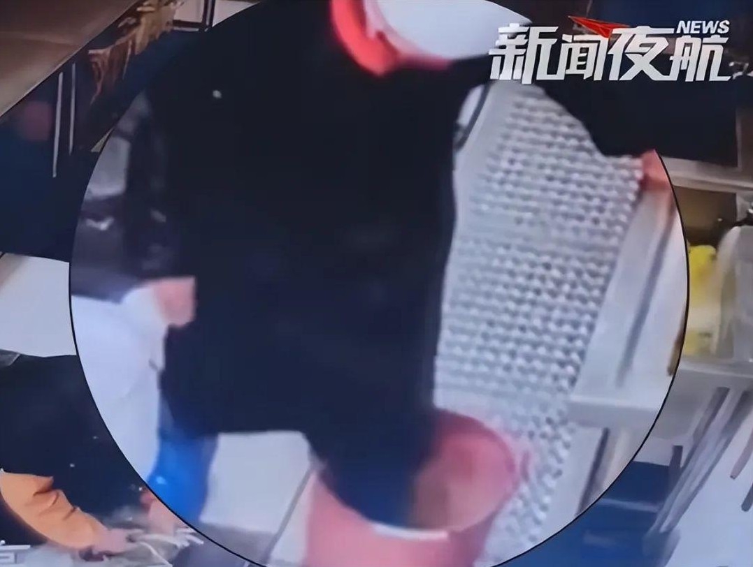 在江西新余的一所中学里，发生了一起食品安全事件，引发了广泛关注。一名餐厅工作人员