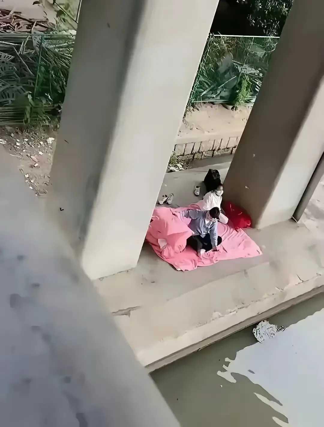 为什么一个流浪汉都有老婆！
