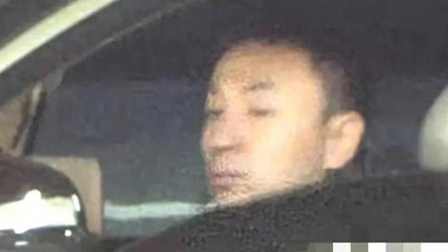 哇塞！释小龙带妻女现身，妻子容貌让网友不淡定了