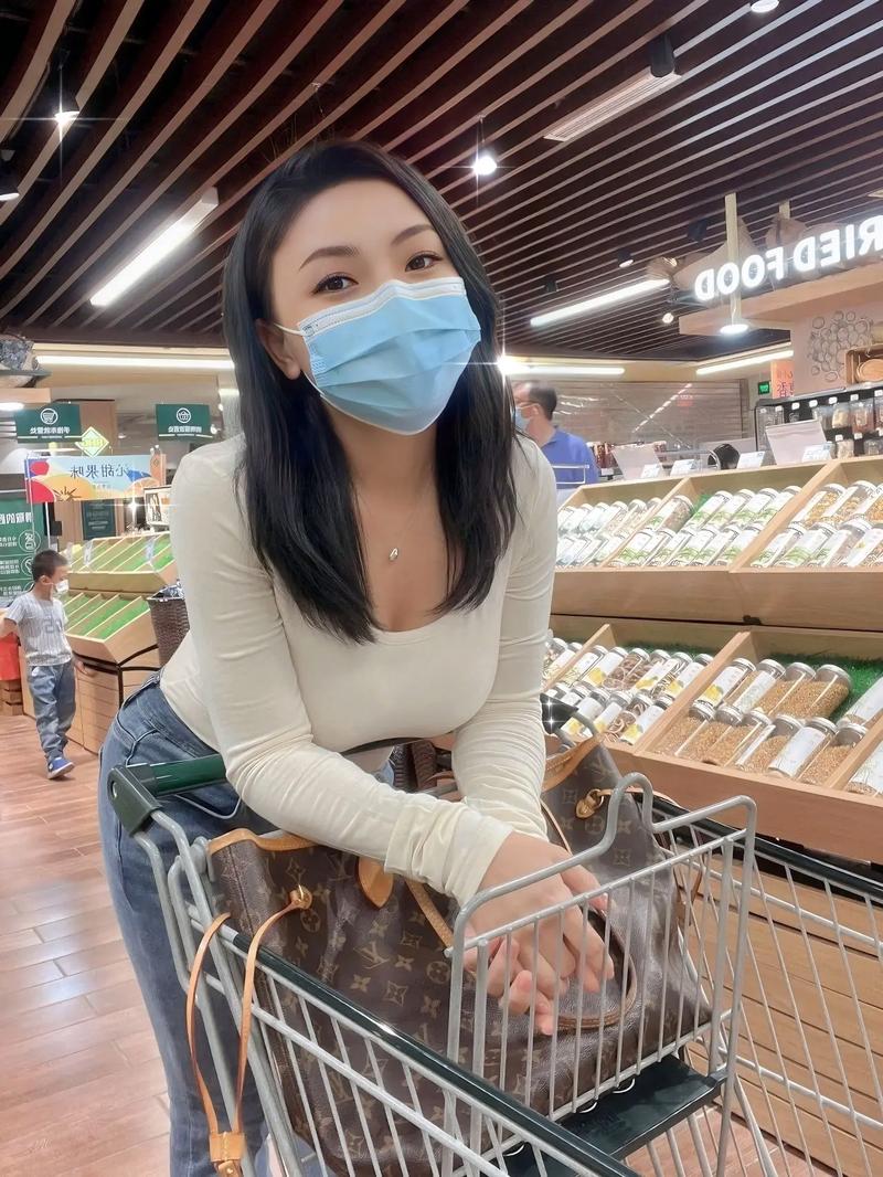合伙人、员工全员盗窃，内蒙古呼和浩特，一女老板与人合伙开超市，被“坑”了200万