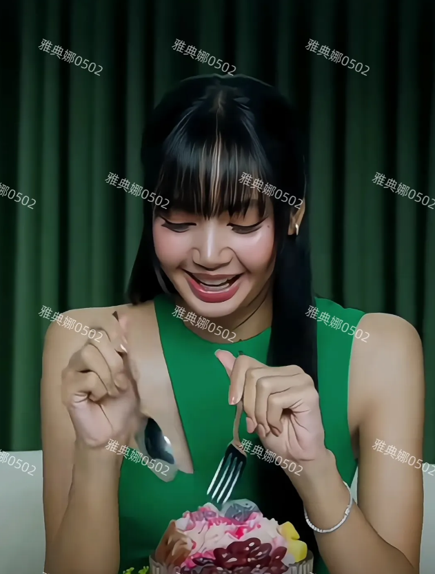 天啊，Lisa怎么变成这样了，一张大嘴占了半个脸，妆容和头发油腻腻脏兮兮的，本来